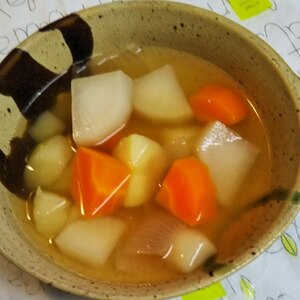 大きく切ろう！根菜コンソメスープ♪